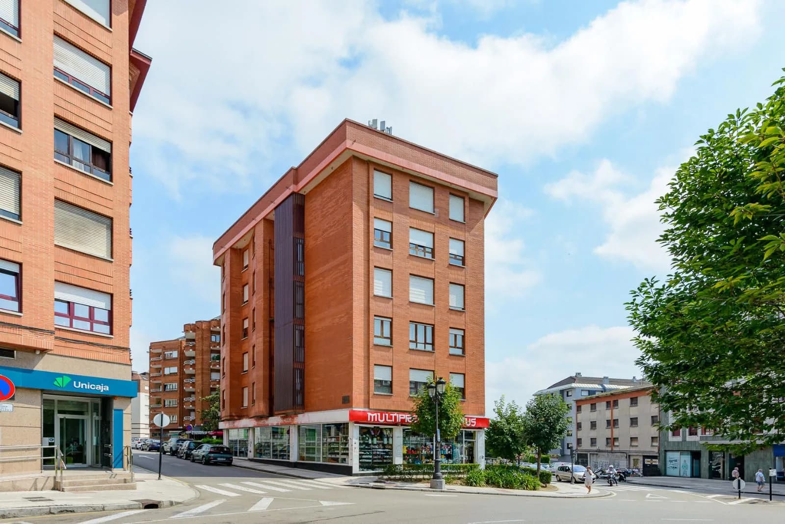 Piso en venta en Oviedo con 108 m2, 3 habitaciones y 2 baños, Garaje, Trastero, Ascensor y Amueblado., imagen 2
