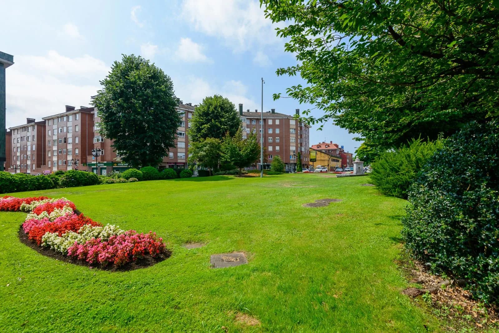 Piso en venta en Oviedo con 108 m2, 3 habitaciones y 2 baños, Garaje, Trastero, Ascensor y Amueblado., imagen 3