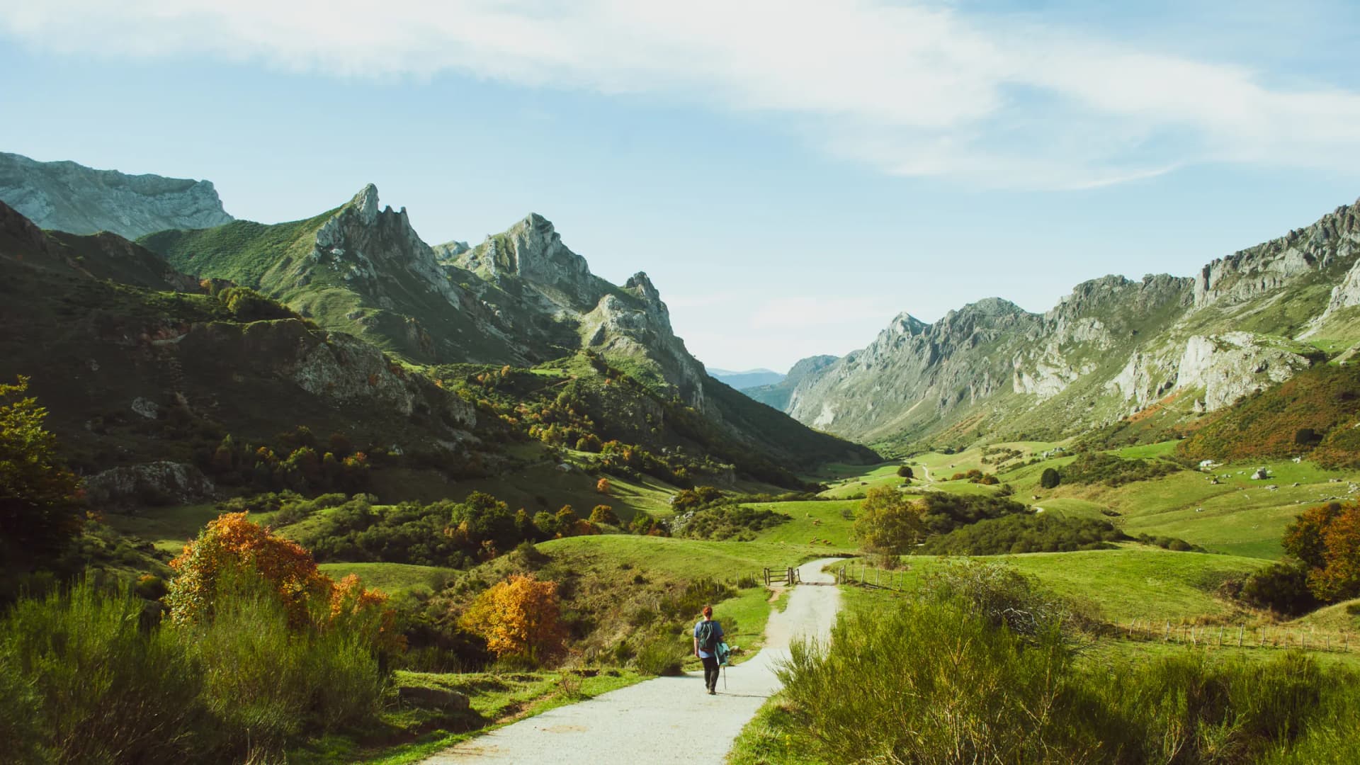 Relieve verde de Asturias junto a núcleos residenciales