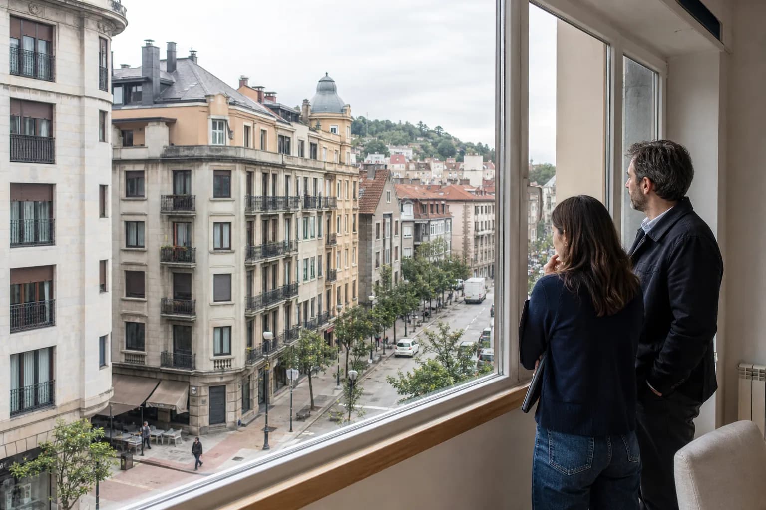 Pareja inversora observando una zona residencial de Oviedo