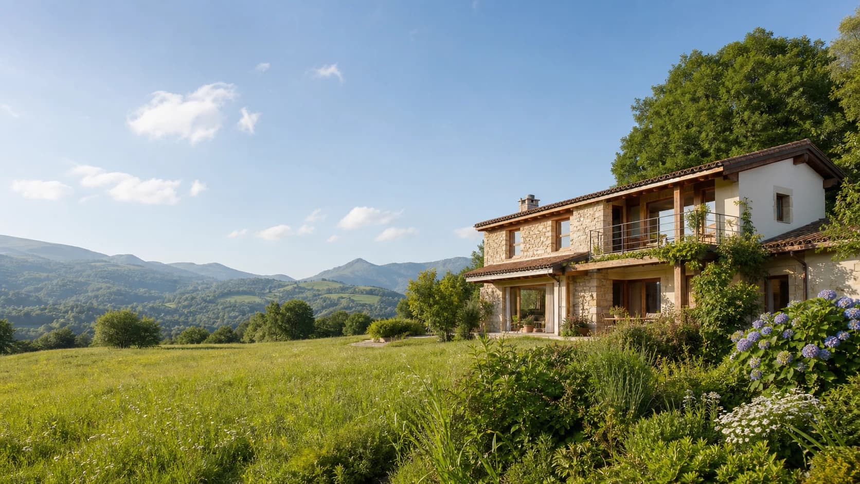 Vivienda de piedra rodeada de naturaleza en un paisaje soleado de Asturias